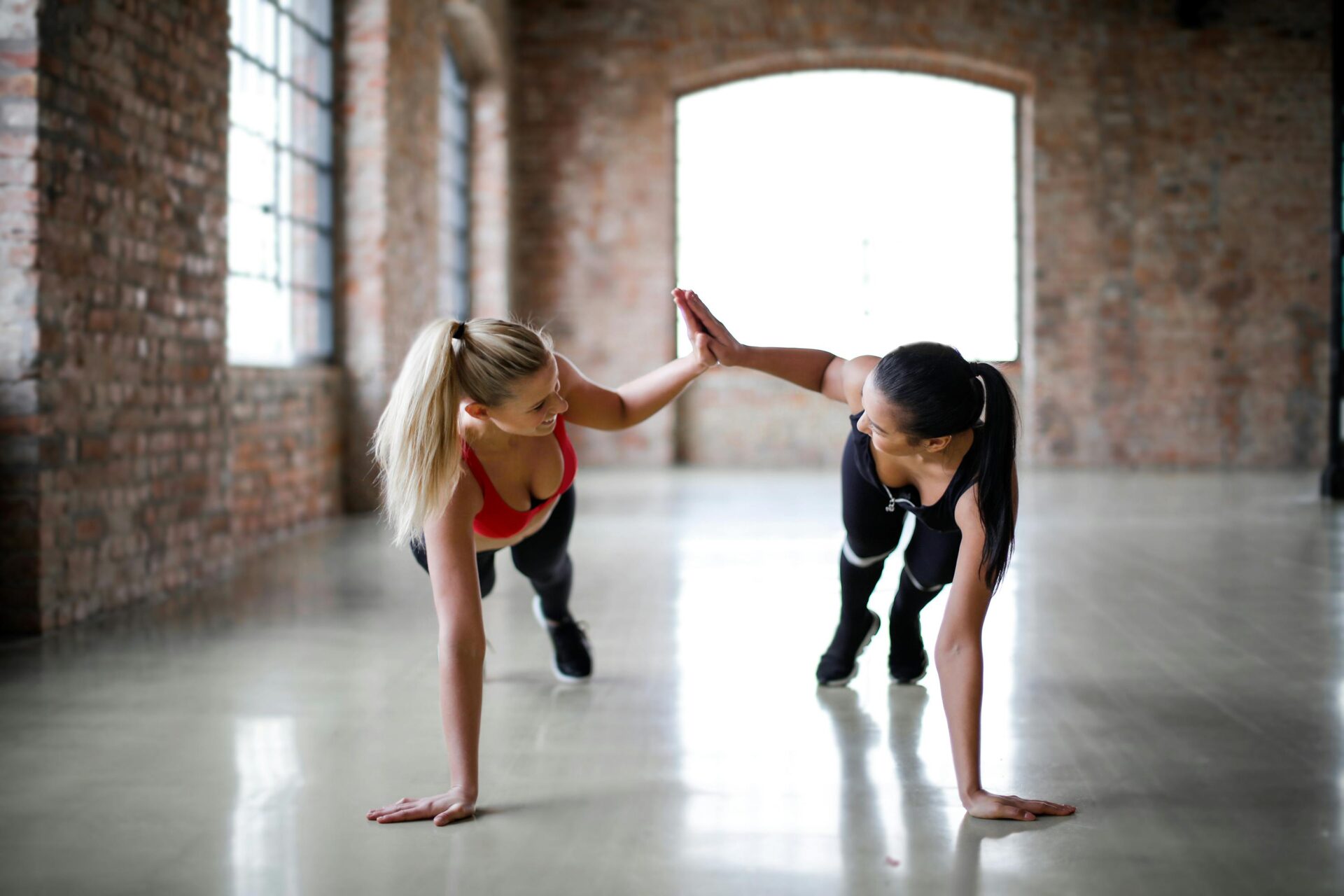 2 women working out togehter